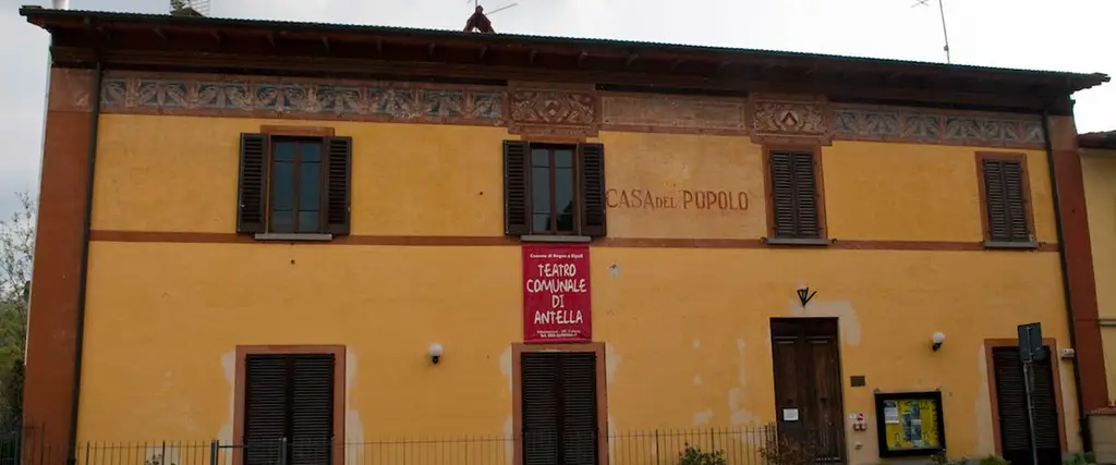L'ingresso del teatro Comunale di Antella