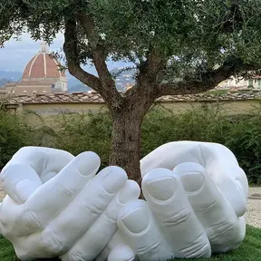 le mani di Lorenzo Quinn