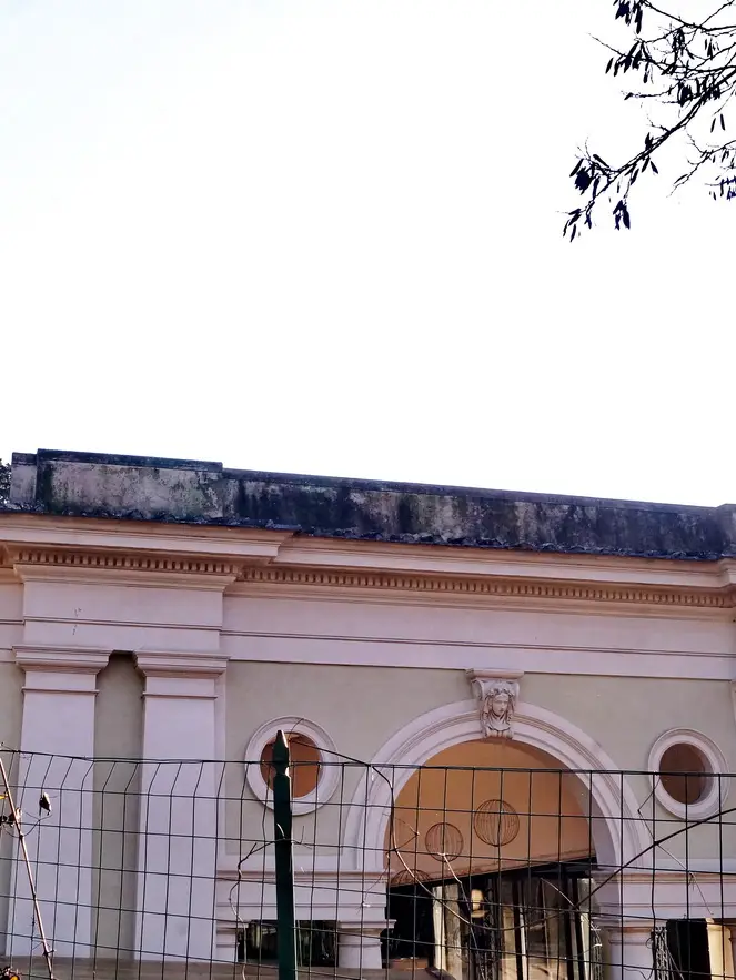 Limonaia di Villa Strozzi, dettaglio di una facciata