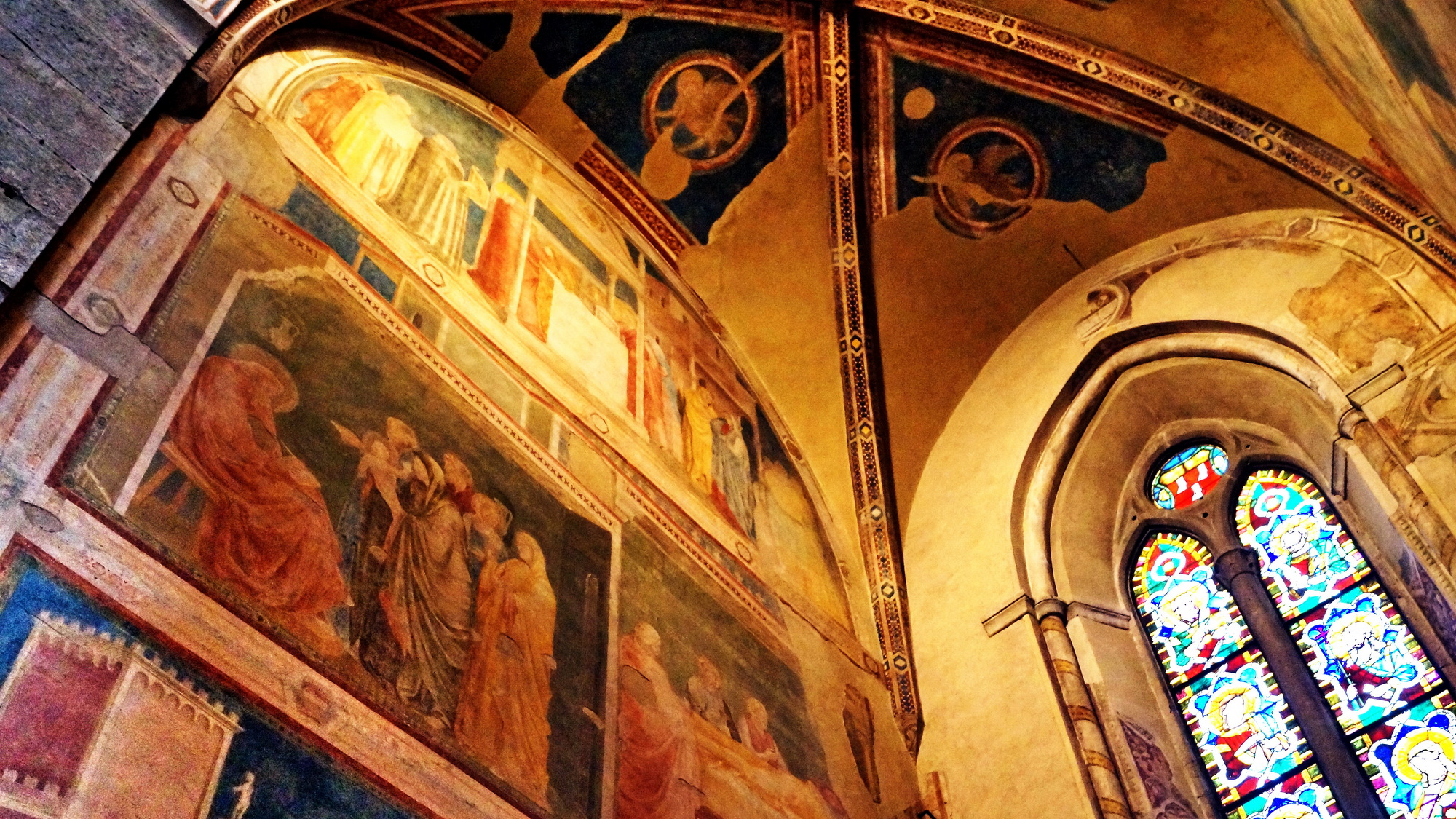 Cappella Peruzzi, dettaglio delle pitture a secco di Giotto sul lato sinistro con vetrata